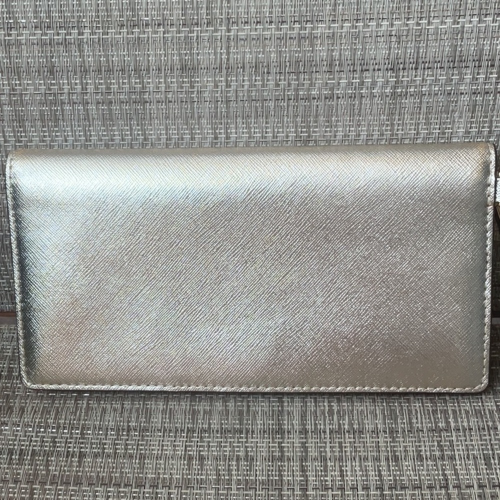 Tory Burch Emerson slim wristlet envelope in white gold - Picture 2 of 11